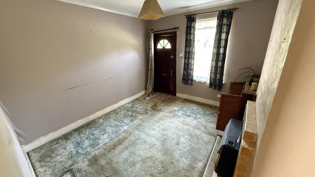 Lot: 106 - HOUSE IN NEED OF MODERNISATION AND REFURBISHMENT - Interior image of living room from dining room entrance